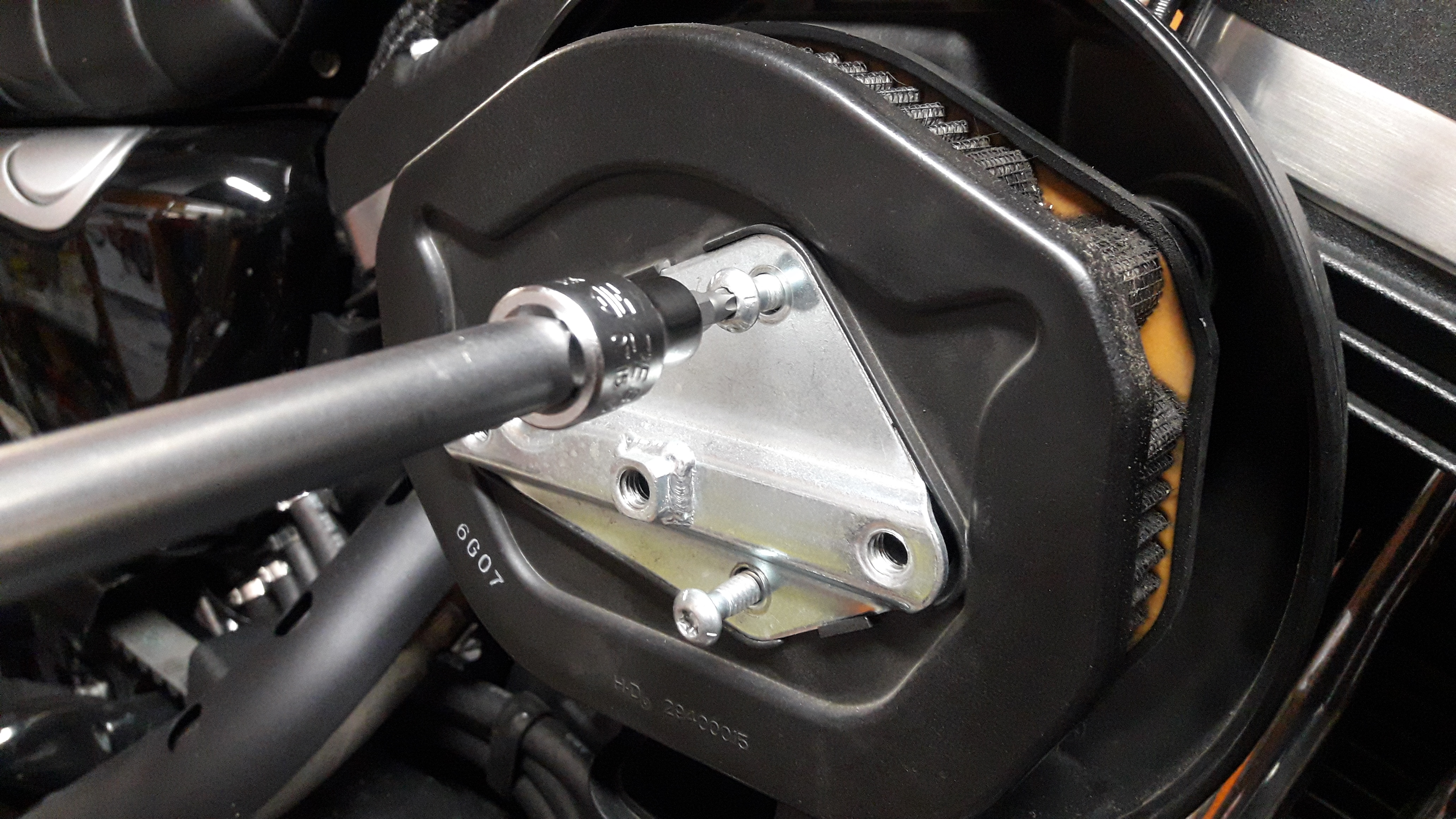 Quitar-tornillos-filtro-aire-Harley-Davidson-Sportster